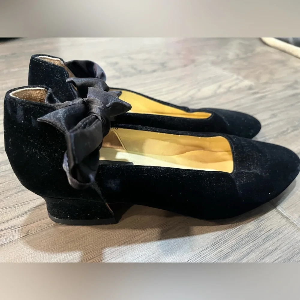 Colin Stuart Girls’ Black Velvet Bow Heels - Picture 3 of 8